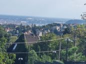 Guggerhegyen panorámás építési telek  eladó.