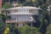Adyligeten szuperpanorámás luxusvilla, extrém nagy nappalival, uszodával, lifttel eladó