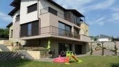 III. kerület határában, Péterhegyen napfényes, tágas terekkel rendelkező modern családi villa eladó vagy kiadó